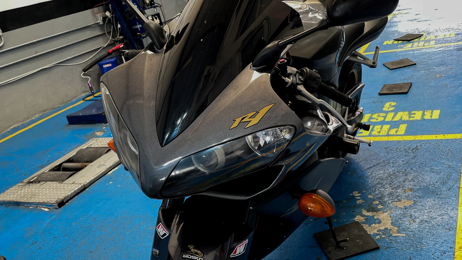 Moto 4 tiempos en revisión técnico-mecánica en Prado Medellín